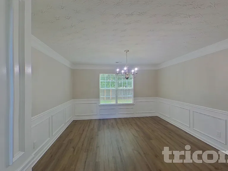 552 Howell Dr — Photo 4