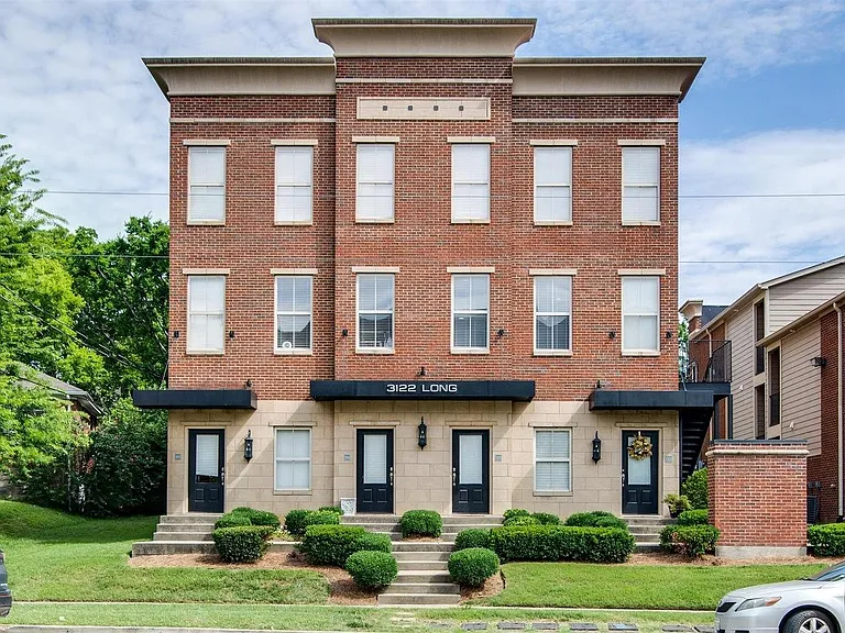 Adorable building in a fantastic location.