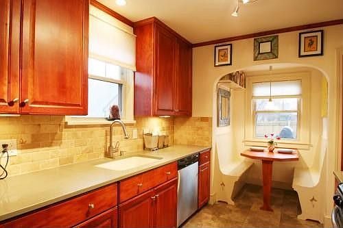 4th image of 125 E 69th Ter