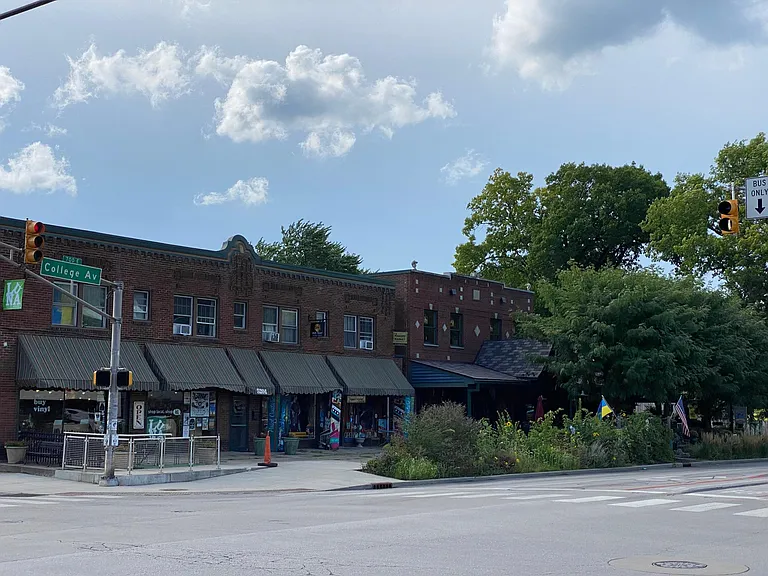 Many restaurants, neighborhood bars and shops within walking distance