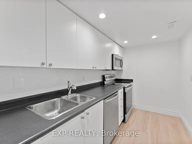 12 B Portland St #Townhouse B — Photo 11