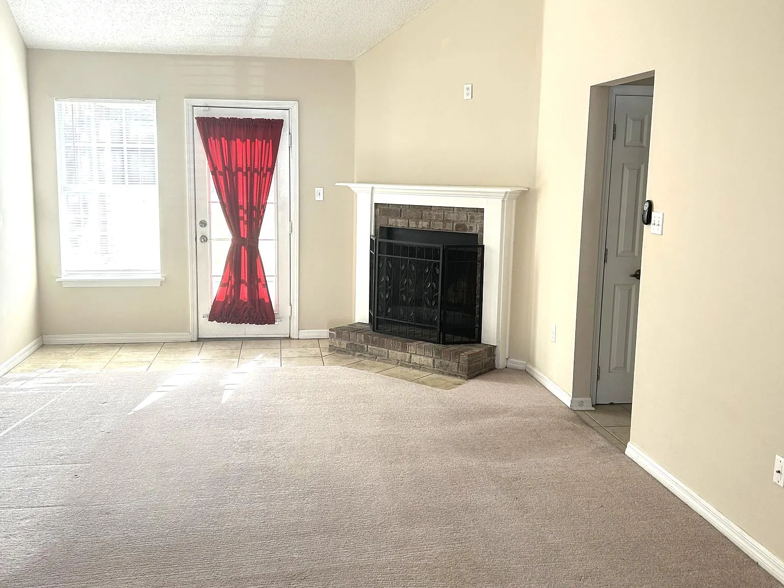 3 bed, 1250 sqft, $1,350 — Photo 2