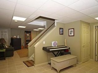 88 Carriage Dr, Piscataway, NJ 08854