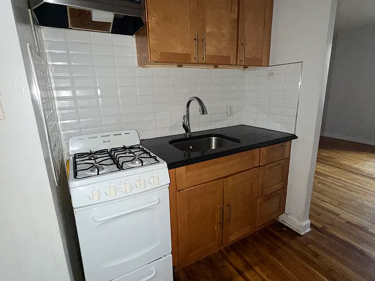 1916 Avenue K #3H — Photo 2