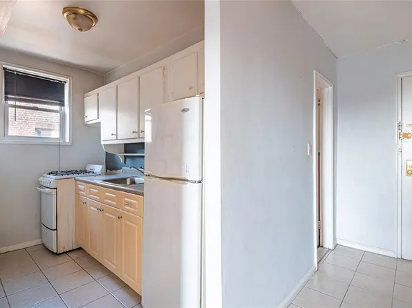 133-01 Booth Memorial Avenue image 13 of 20