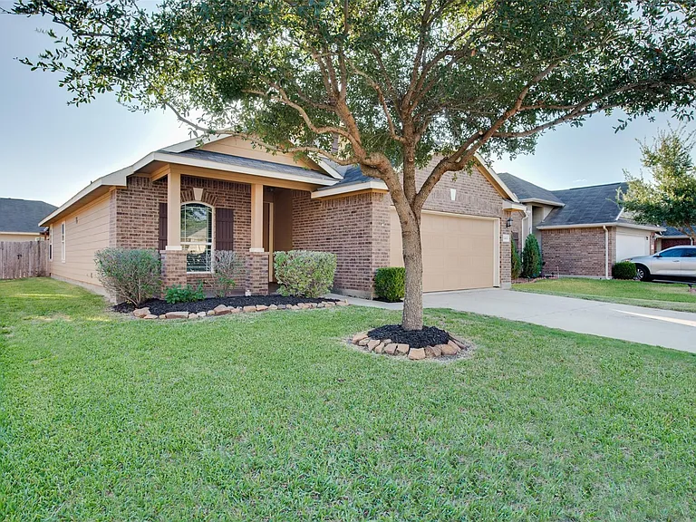 2410 Lakecrest Town Dr — Photo 2