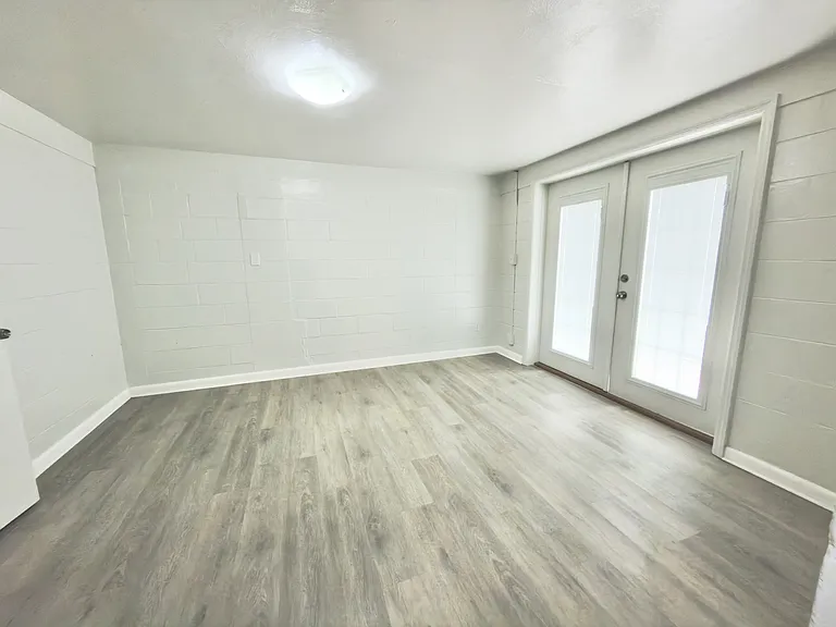 927 E Walnut St — Photo 14