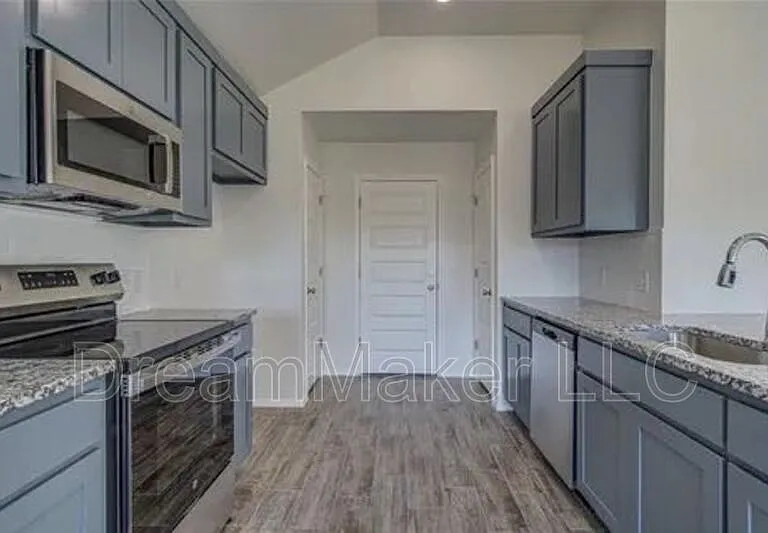 2405 S 28th Ter — Photo 11