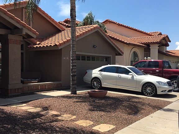 2 CAR GARAGE WITH 2 SPOTS IN DRIVEWAY