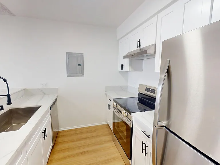950 South St — Photo 2