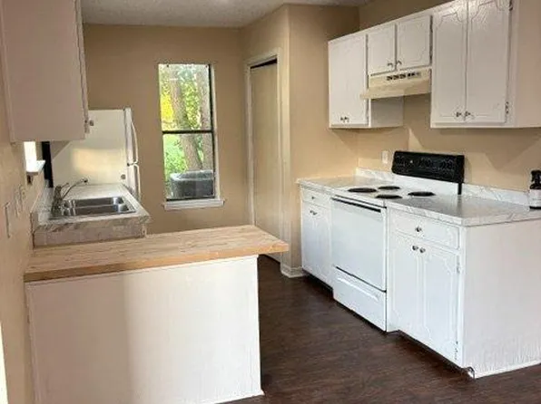 1810 Meadowgreen Dr #B, Kilgore, TX 75662