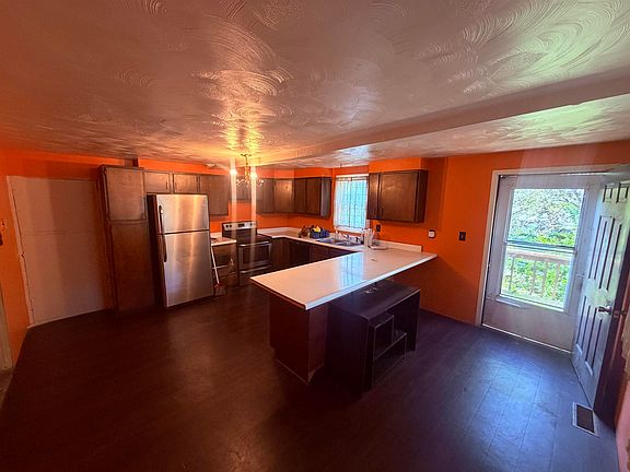 4th image of 606 E C St