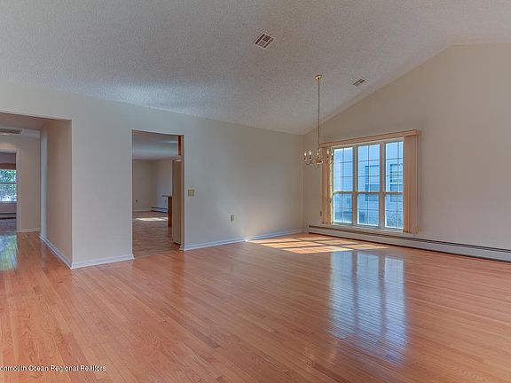 4th image of 105 Canterbury Ln