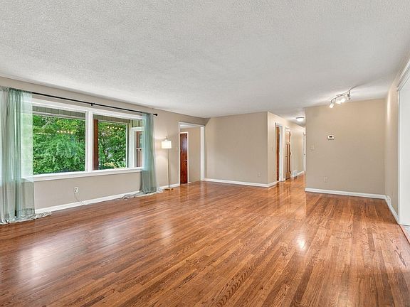 4th image of 307 W Graves Rd