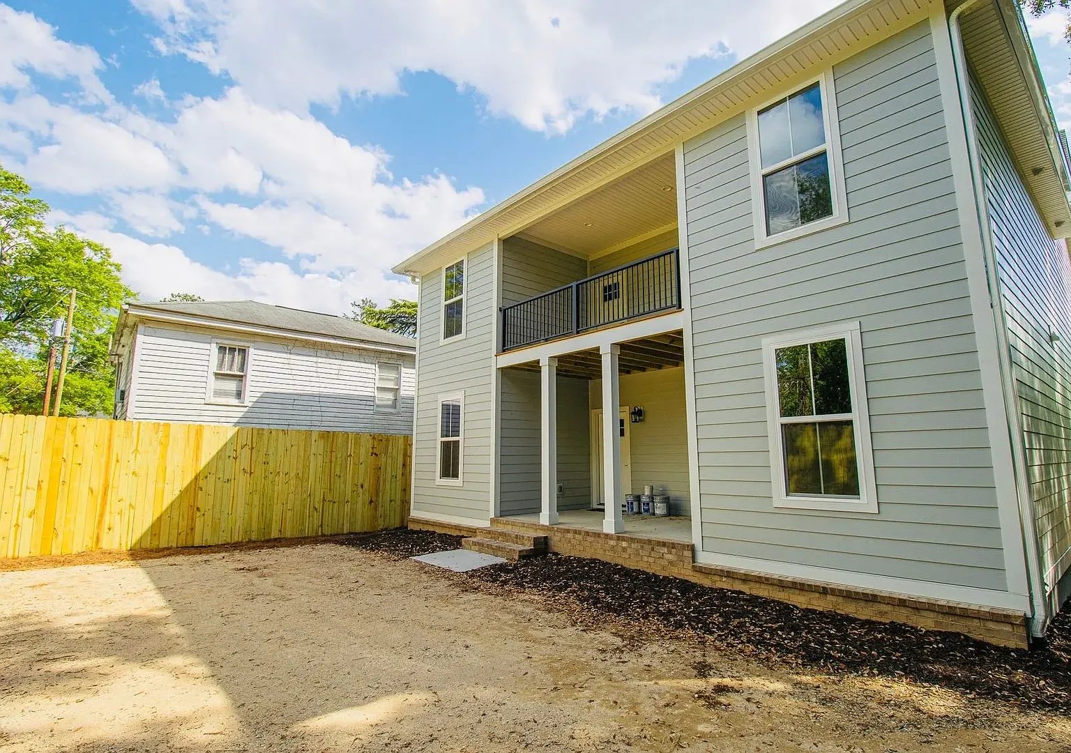 8 bed, 3400 sqft, $9,200 — Photo 2