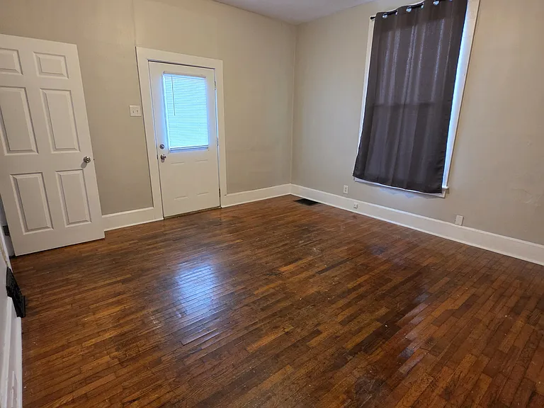 900 E Walnut St — Photo 5