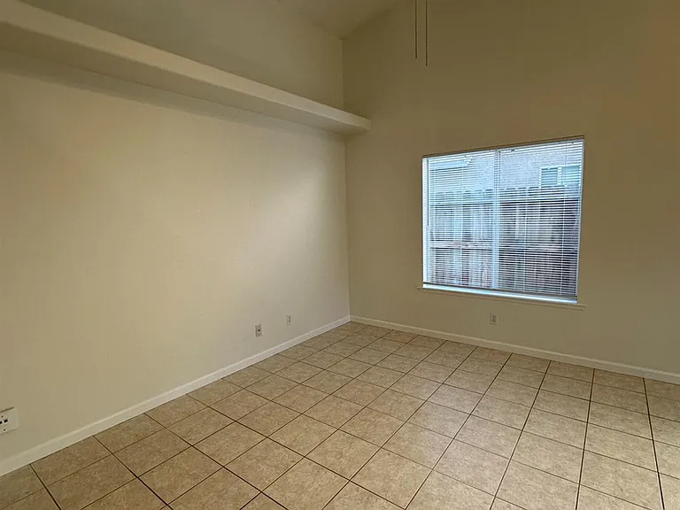 6678 N Western Ave — Photo 5
