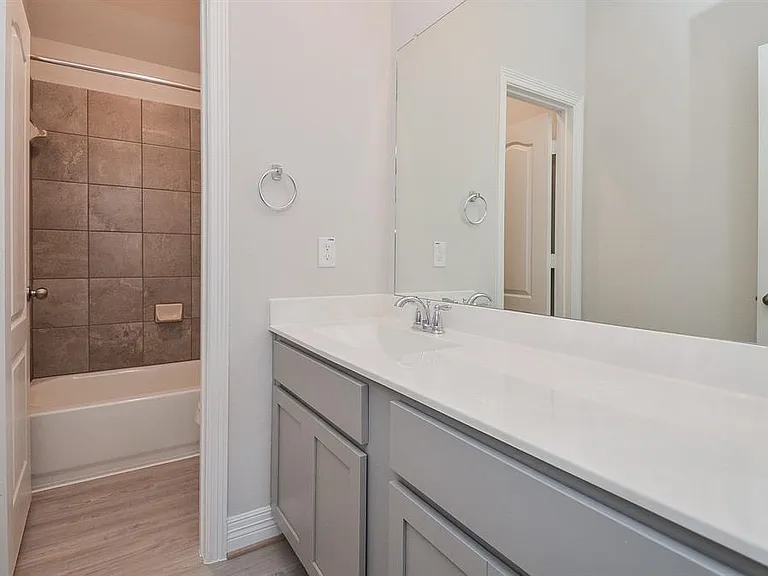 7402 Sunlit Harbor Dr — Photo 31
