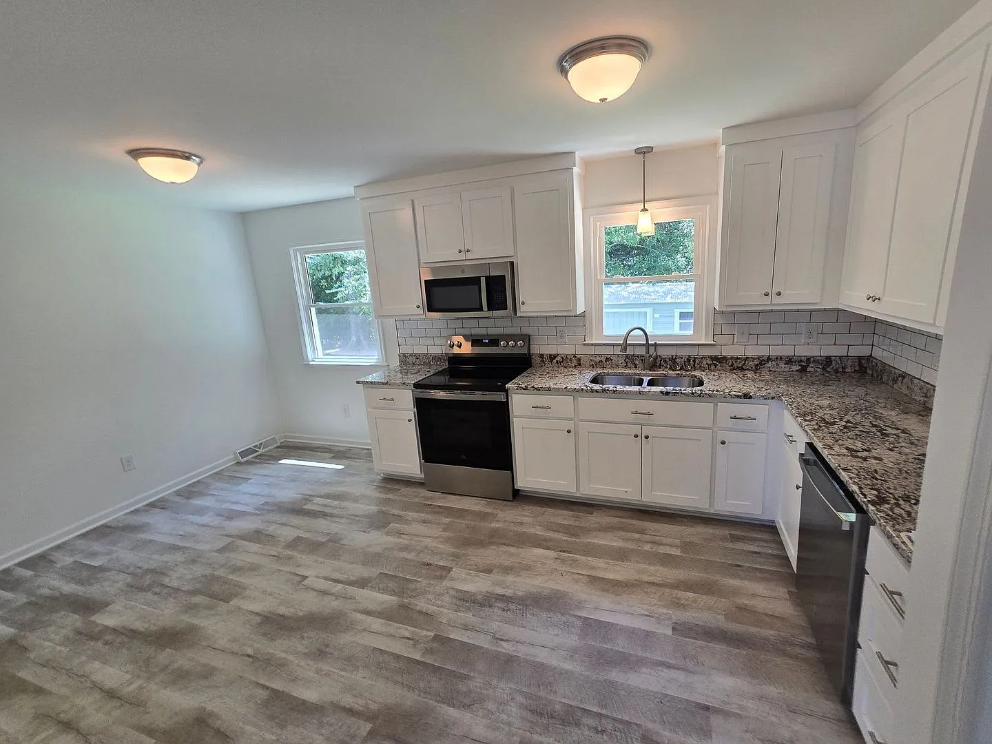 Newly remodeled 4 bedroom home — Photo 3