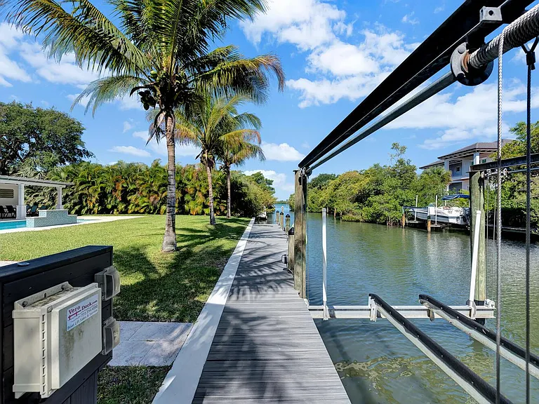537 E Causeway Blvd — Photo 26