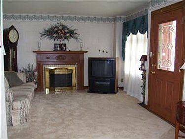5th image of 74 Edgewater Dr
