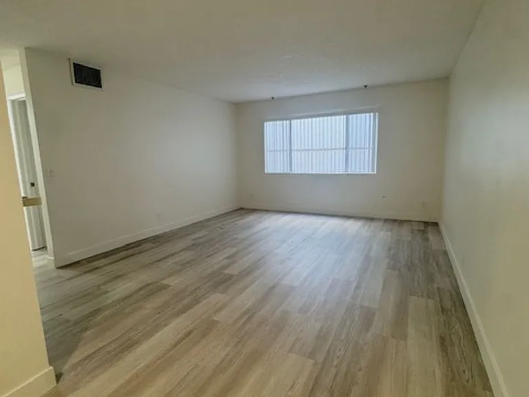 13925 Sherman Way — Photo 18