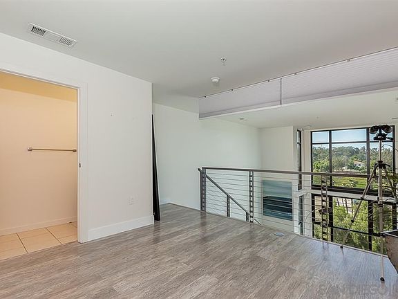 4th image of 889 Date St Unit 526