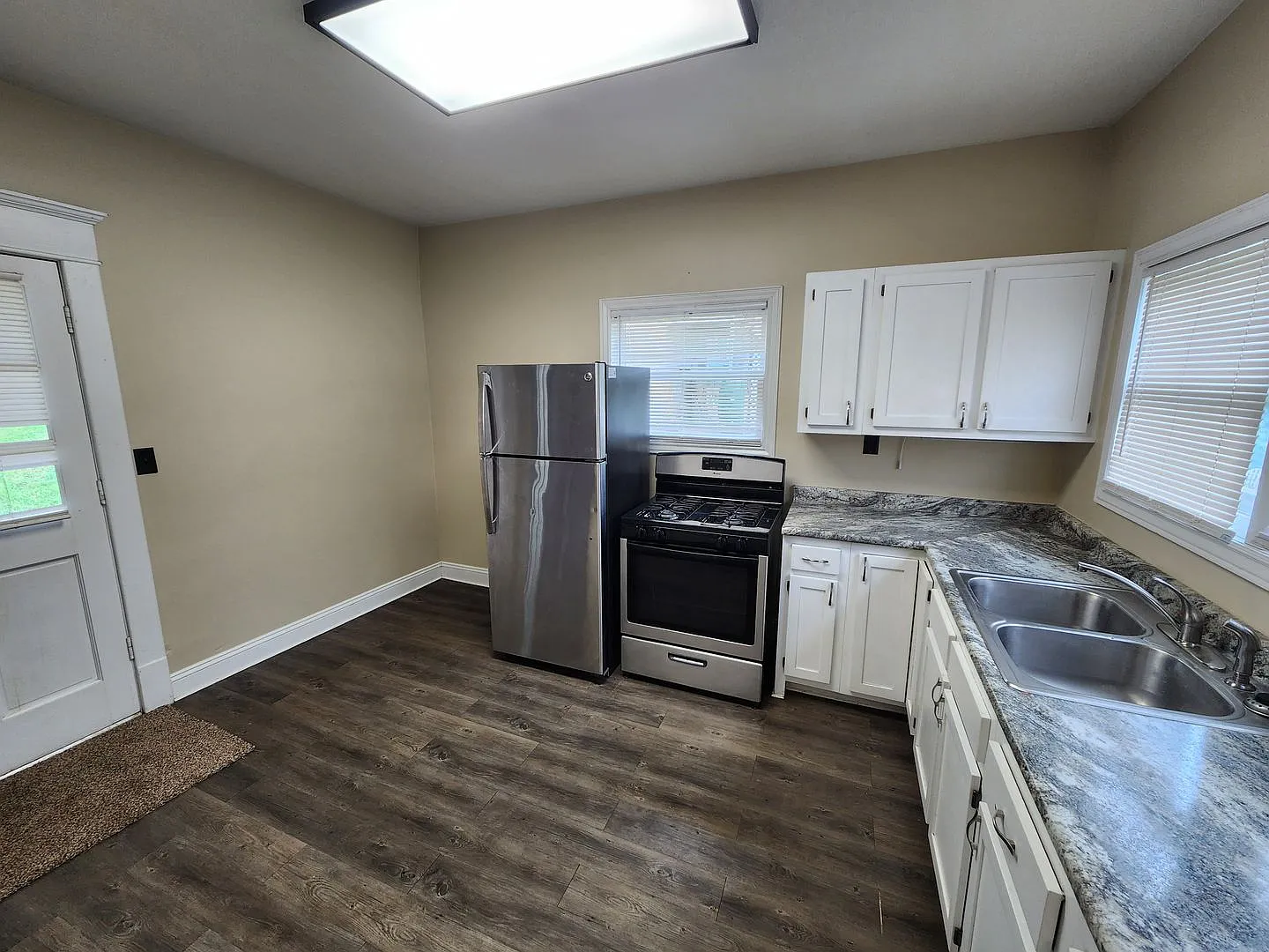 Large 4 bedroom 1 bath House — Photo 4