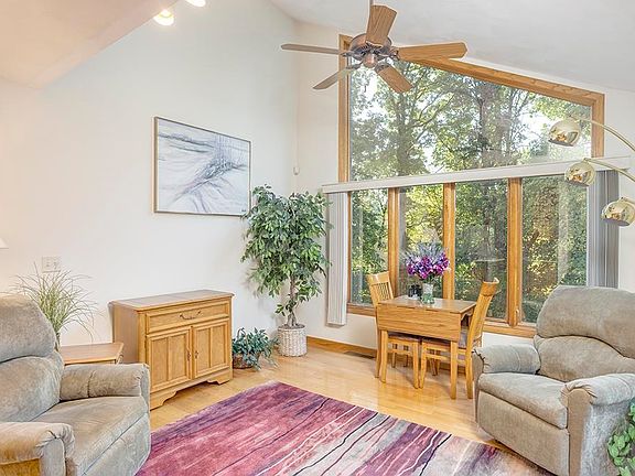 5th image of 221 Rivers Edge Dr