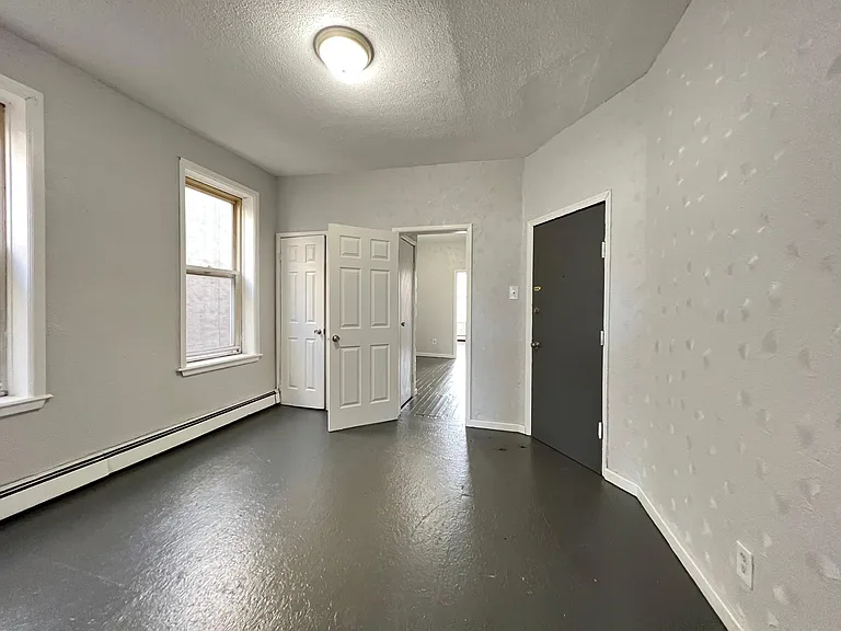 41 Grant Ave #2R — Photo 4