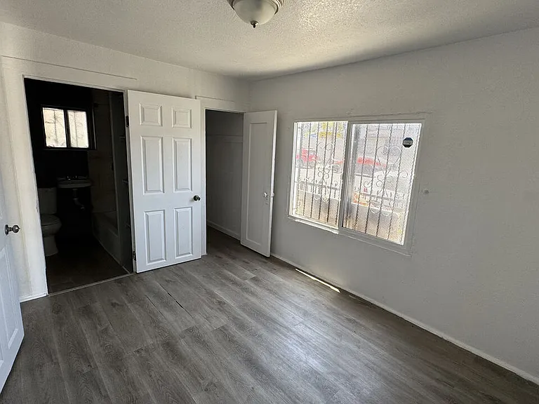 8806 Beach St #8806 — Photo 4