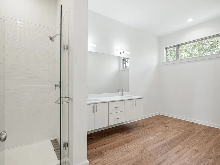 3060 Edwin Cir — Photo 17