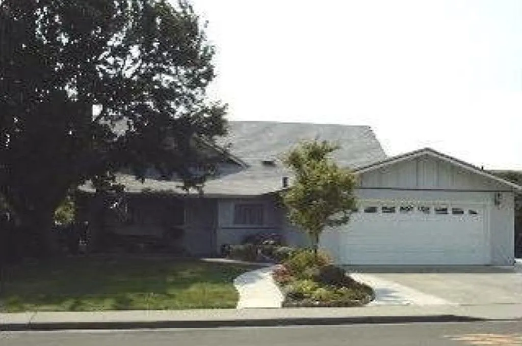 207 Larkspur Ln photo 1