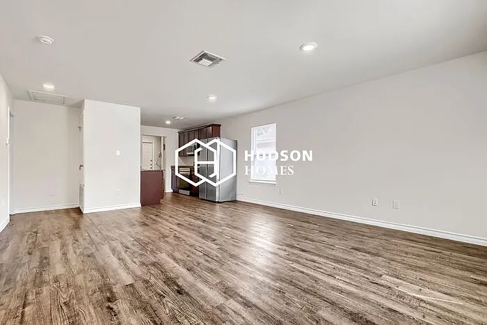 3 bed, 2.0 bath, 1090 sqft, $1,325 — Photo 4