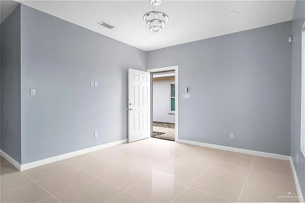3 bed, 1011 sqft, $1,150 — Photo 2
