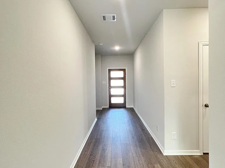 553 Meadow Run Dr — Photo 4