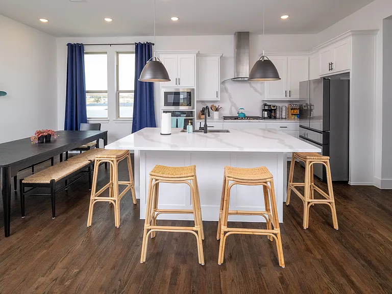 Fully stocked kitchen with plenty of room for the whole family!