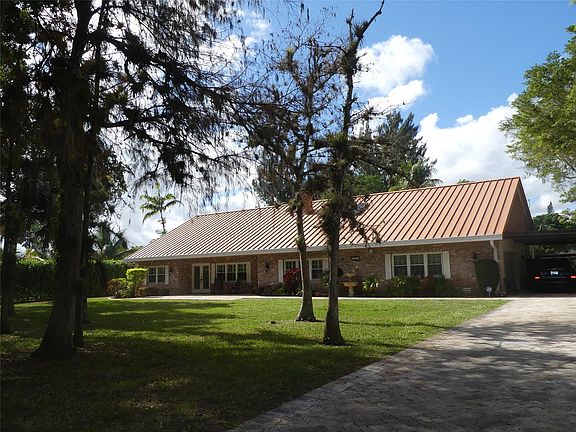 3rd image of 5221 Pinetree Road