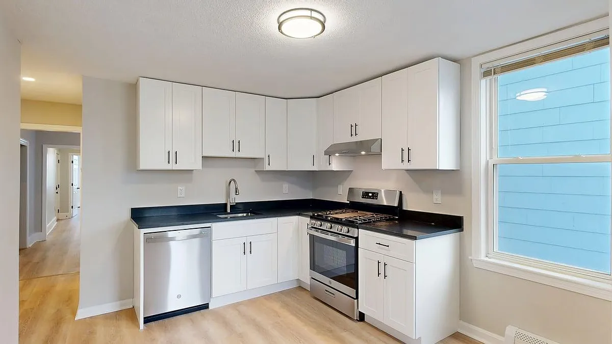 Building Photo - 298 Meridian St #4
