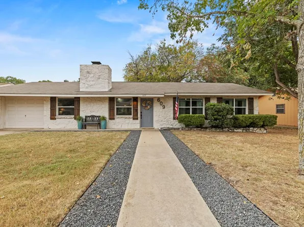 609 S Creek St, Fredericksburg, TX 78624