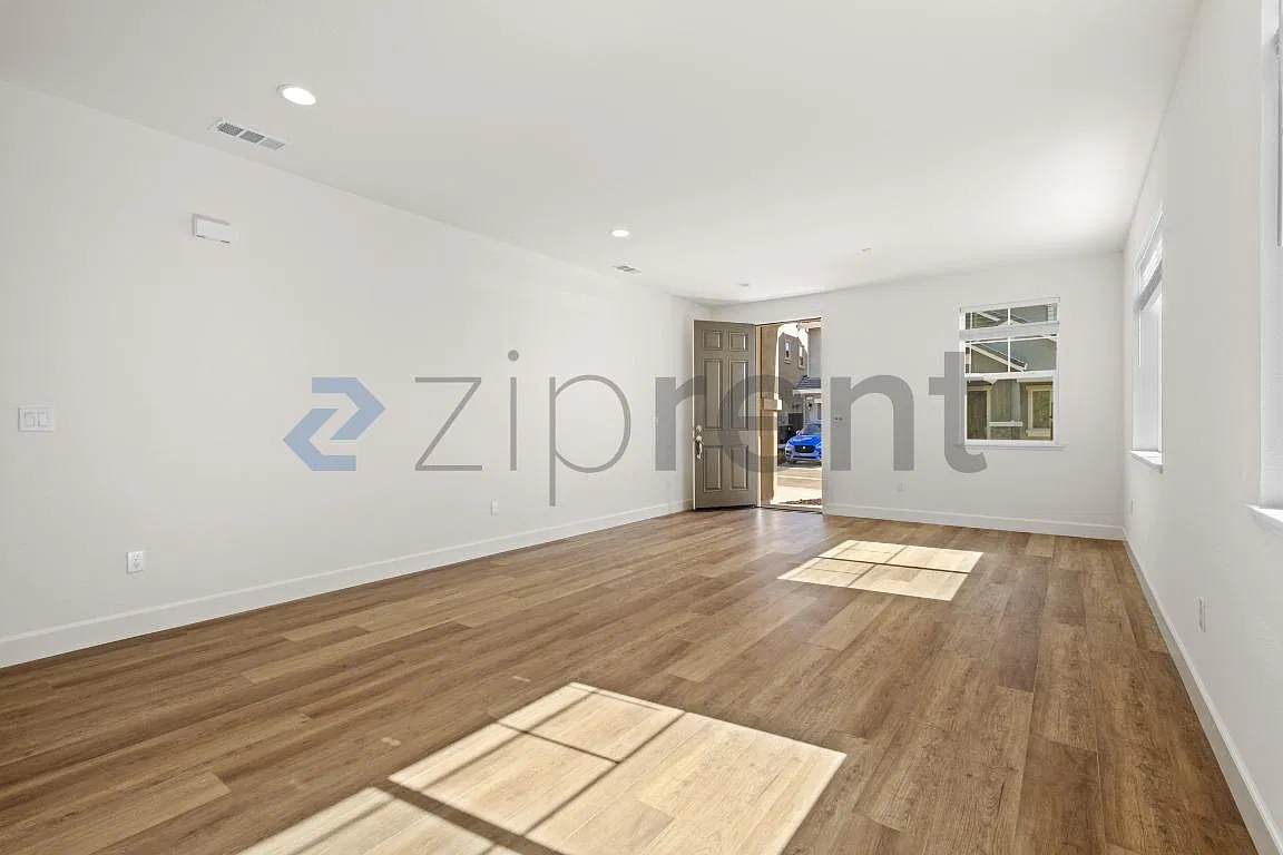 5 bed, 3079 sqft, $4,200 — Photo 3