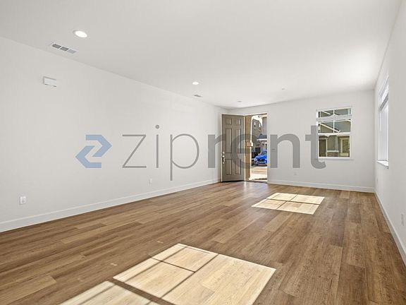 3rd image of 477 Trillium Ct