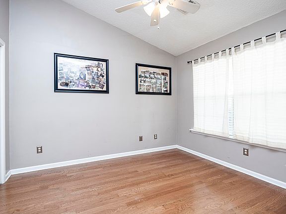 3rd image of 154 Courtside Dr