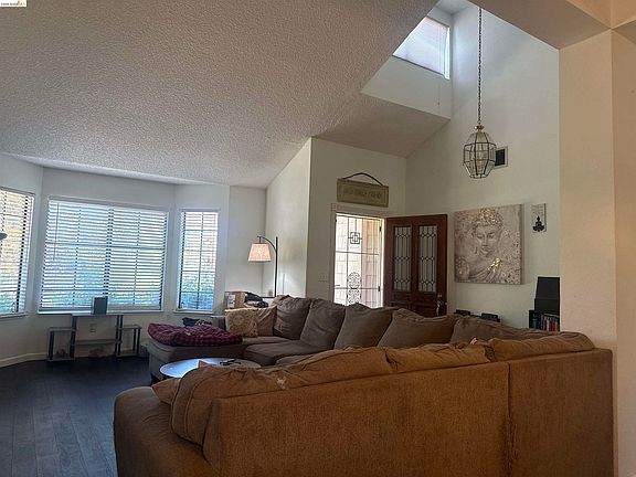 4th image of 2838 Bellflower Dr