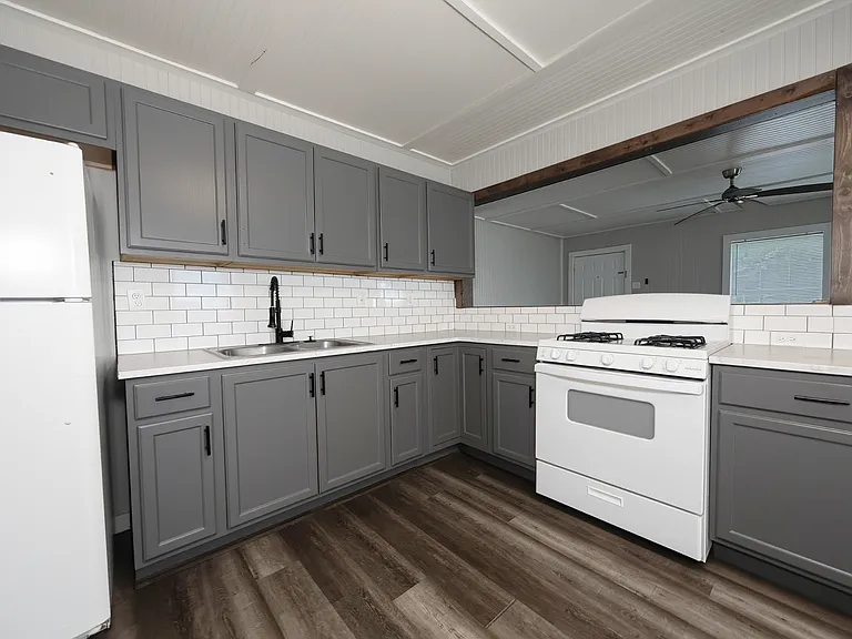 1016 W Crawford St — Photo 7