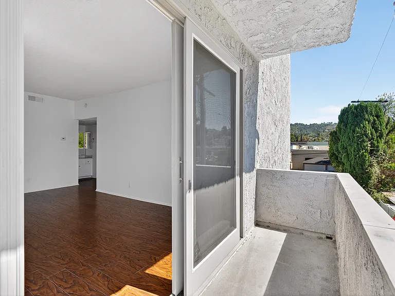 Woodman Ave Apartments — Photo 80