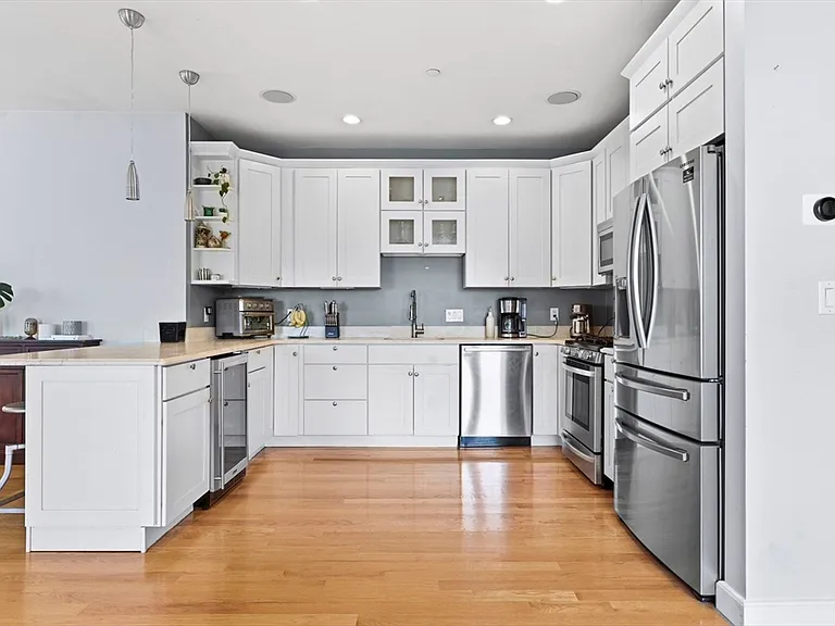 345 W Broadway #8 — Photo 7