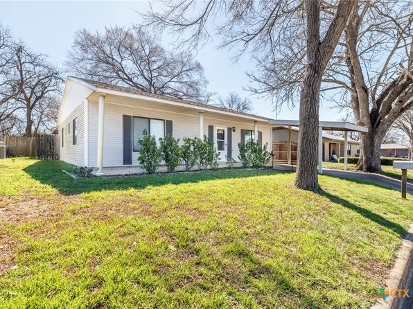 218 W 6th St, Shiner, TX 77984