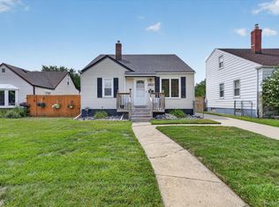 29243 Harding St, Roseville, MI 48066