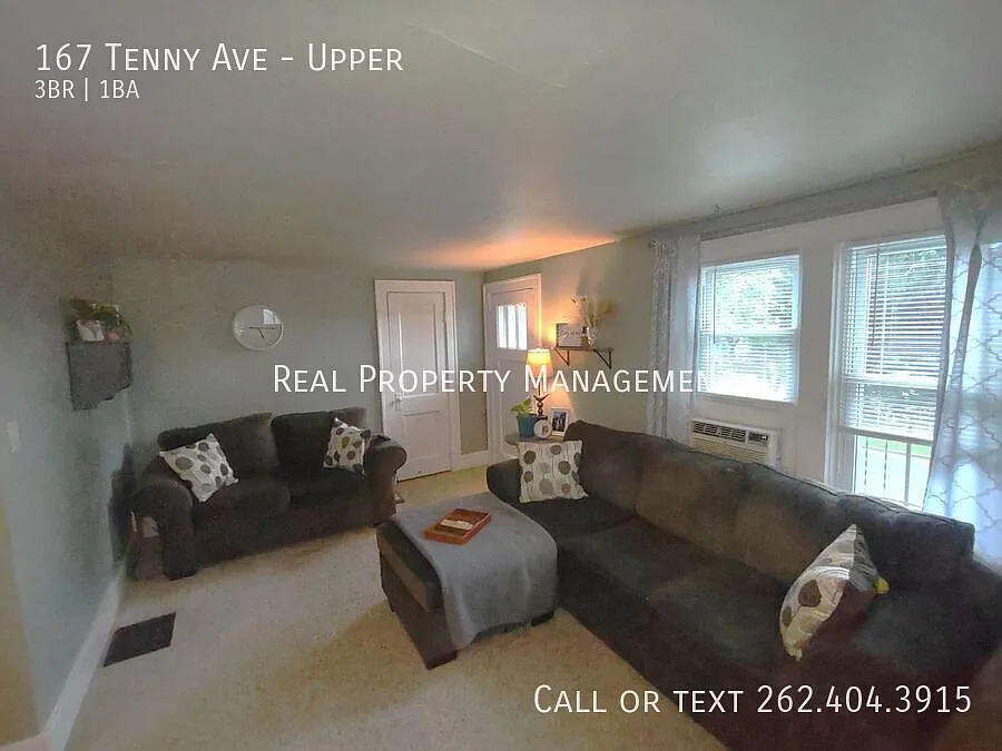 Spacious 3-Bedroom Upper Unit with Large Balcony & Garage Parking Waukesha! Near Carroll College — Photo 3